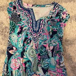 woman’s lilly pulitzer shirt